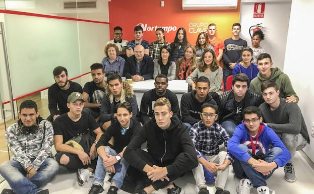 Los estudiantes visitaron las oficinas del Grupo Clave en la c/Joaquin Costa 13, en Santander.: