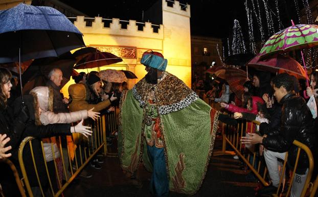 Los Reyes llegan a Torrelavega acompañados del 'Esteru'