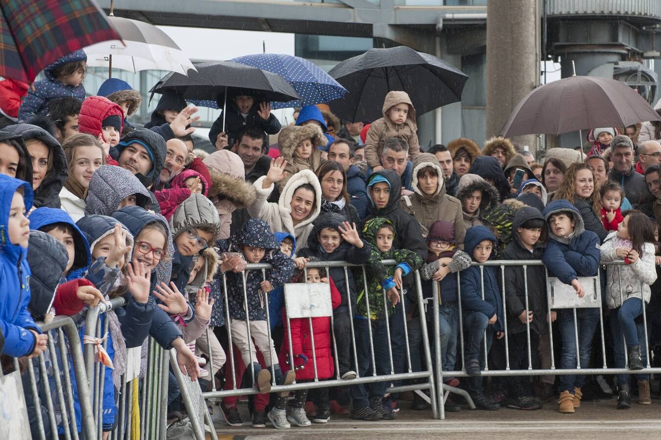 CAMARGO Cientos de personas esperaban a los Reyes en el aeropuerto. Fotos: María