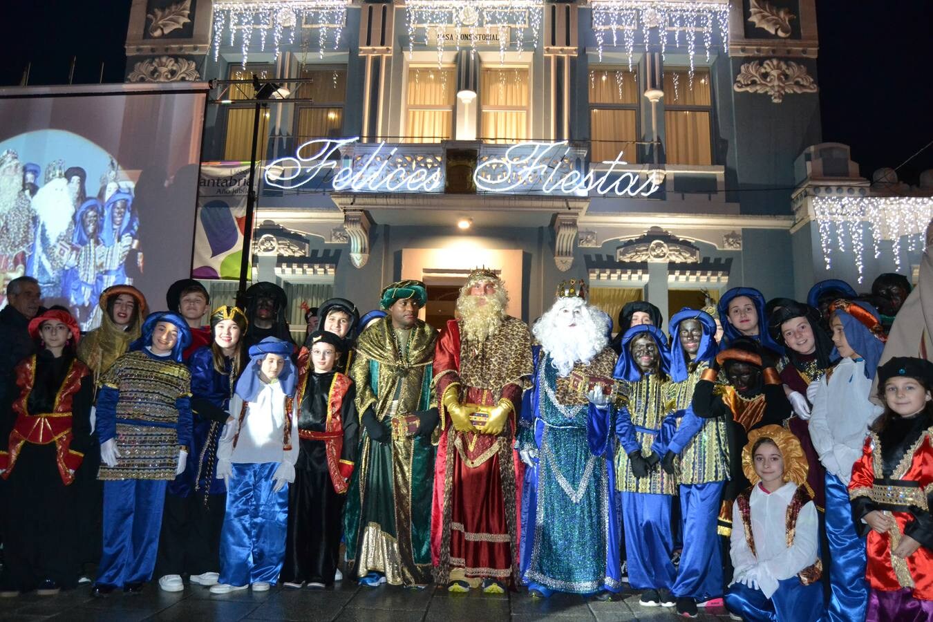 COLINDRES Los Reyes posaron con sus pajes delante del Ayuntamiento. Fotos: Irene Bajo