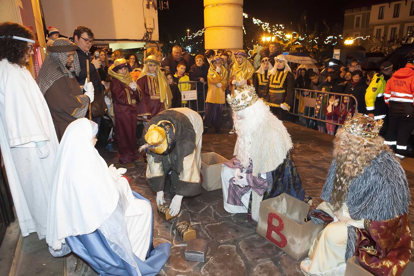 SAN VICENTE Sus Majestades han ofrecido oro, incienso y mirra al niño Jesús. Fotos: José García
