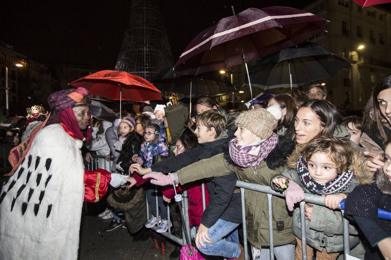 La Cabalgata de Santander estuvo marcada por la intensa lluvia, pero aún así fue seguida por numeroso público que acompañó a la comitiva desde Gamazo hasta la plaza del Ayuntamiento