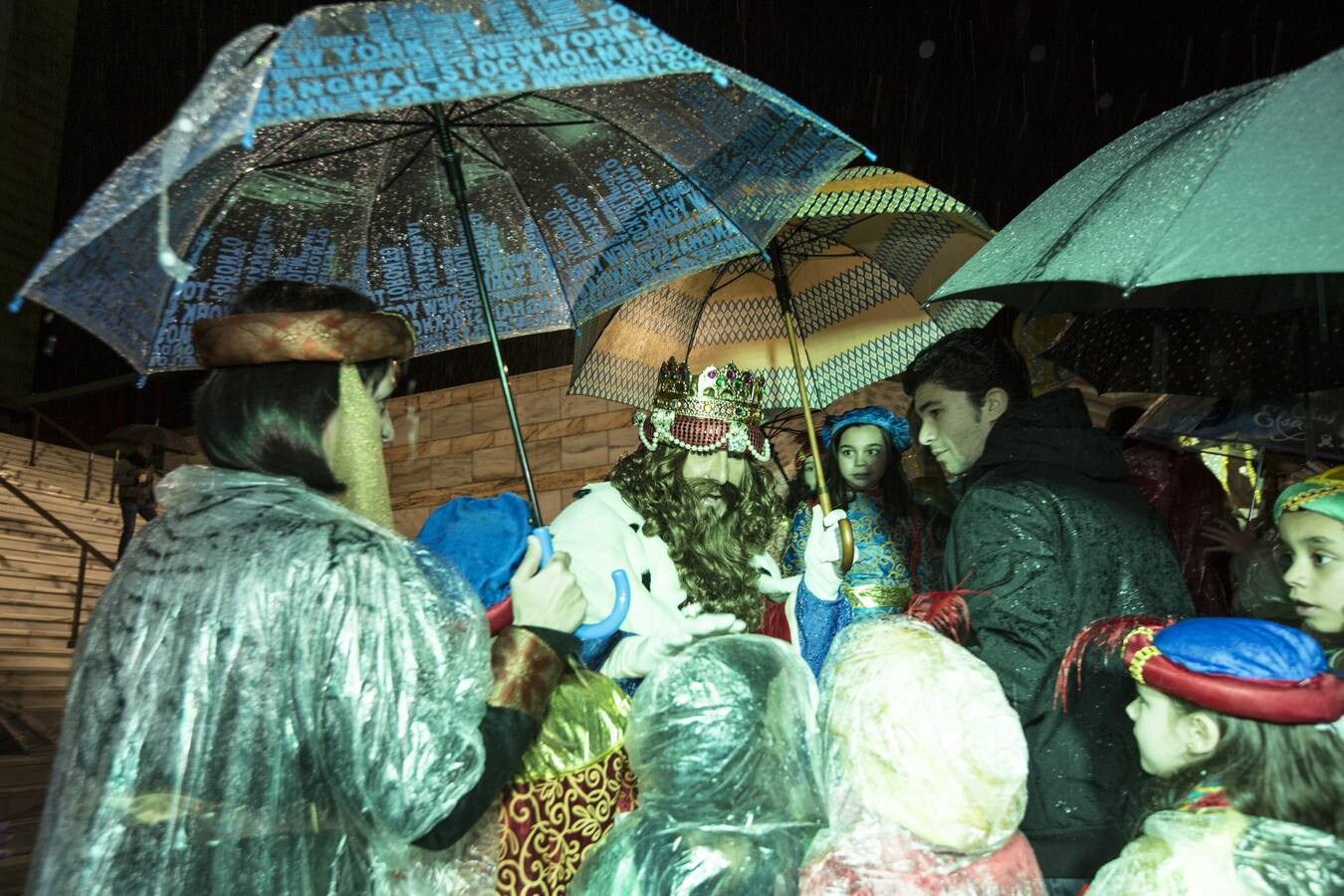 La Cabalgata de Santander estuvo marcada por la intensa lluvia, pero aún así fue seguida por numeroso público que acompañó a la comitiva desde Gamazo hasta la plaza del Ayuntamiento