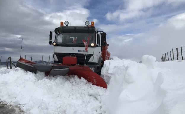 Un camión retira mucha nieve de la carretera en San Martín de Hoyos (Valdeolea).