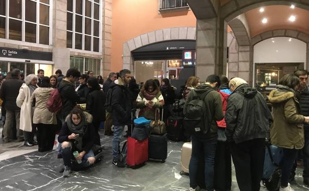 El frío congela los ejes del tren Alicante-Santander y provoca un retraso de hora y media