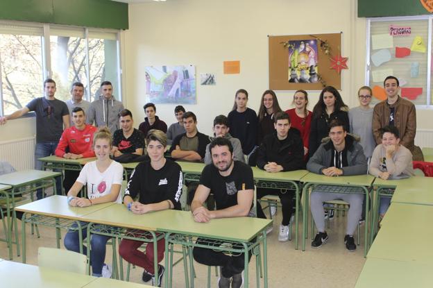 Alumnos del IES Astillero en el aula, para conocer algo más de la titulación en Tafad. 