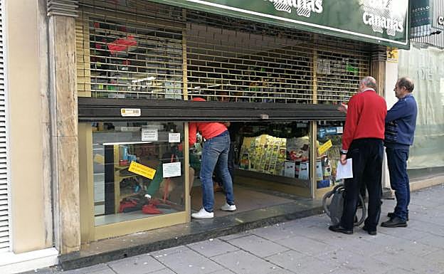 Roban en el Bazar Canarias de Calvo Sotelo por el método del 'alcantarillazo'