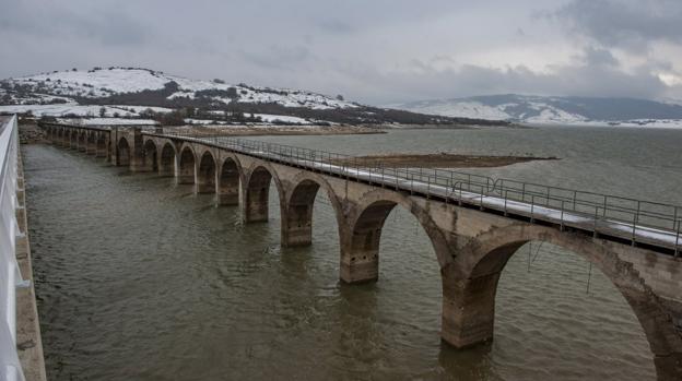  El pantano del Ebro deja atrás la sequía y recupera un aspecto más parecido al habitual. 