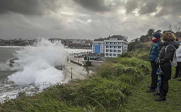 Cantabria vuelve a estar hoy en alerta naranja, pero esta vez por grandes olas
