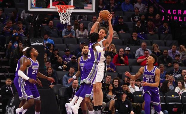 Pau Gasol captura un rebote en el partido. 