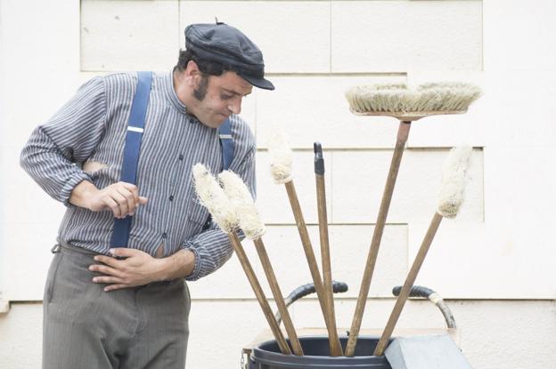 'Tras la escoba' inaugura este domingo el ciclo con un divertido montaje sobre un barrendero.