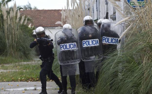 Agentes de la Policía Nacional de Cantabria, durante un entrenamiento.