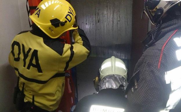 Herido un trabajador atrapado por un ascensor en Castro