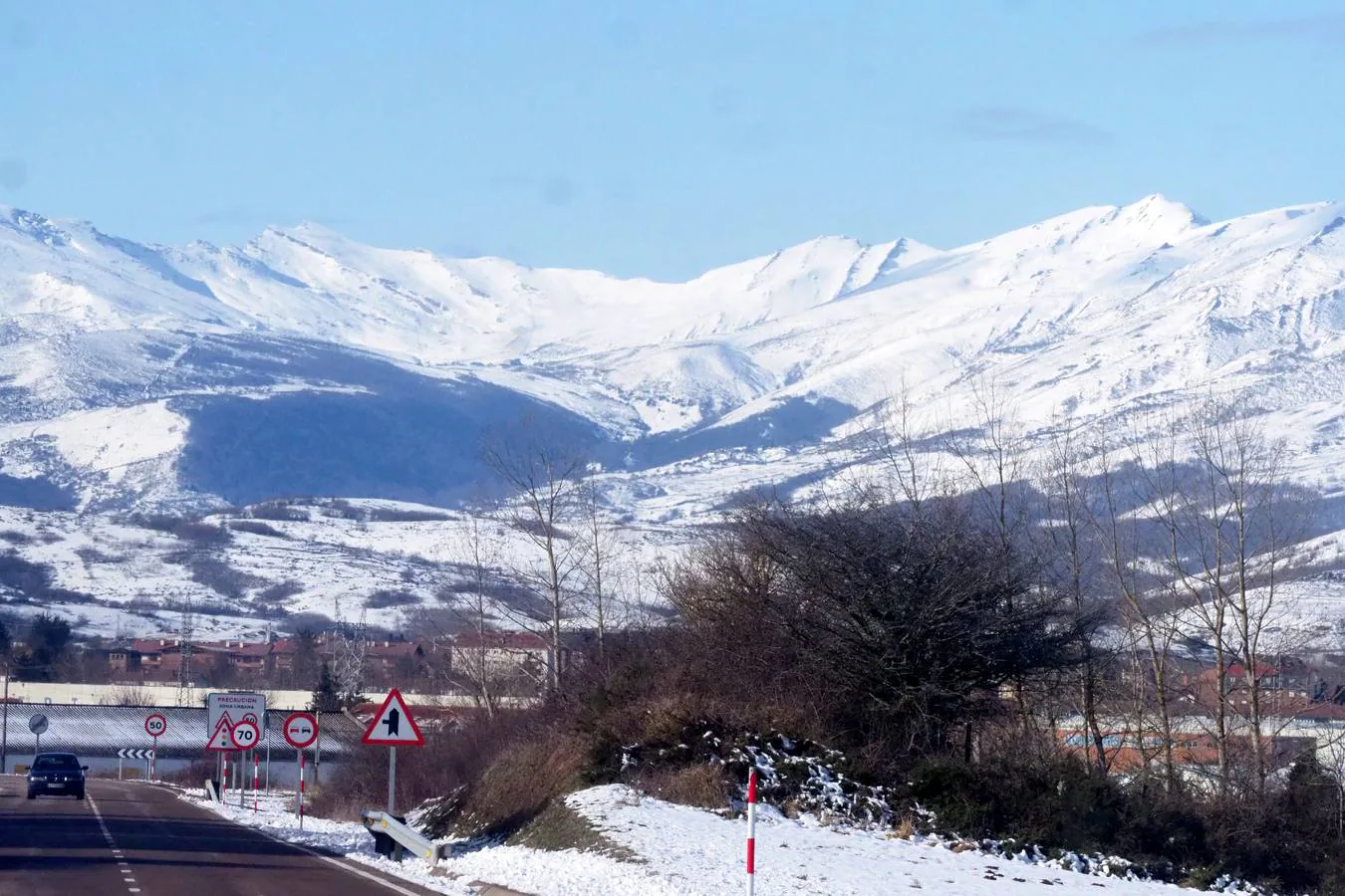 El frío y los temporales matizan de blanco los paisajes del interior de la región.