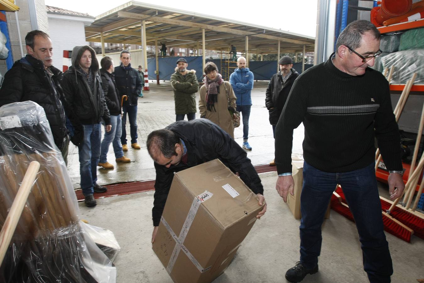 Los 24 nuevos barrenderos de Torrelavega comienzan a trabajar