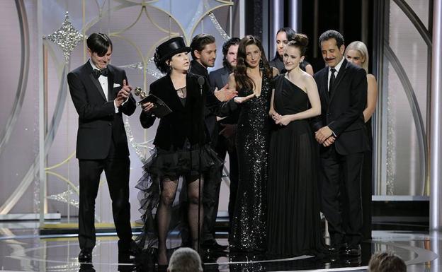 Amy Sherman-Palladino y el resto del equipo de 'The Marvelous Mrs. Maisel' recogiendo el Globo de Oro como 'Mejor serie de comedia' (2018).