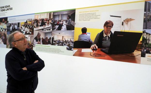 Modesto Chato, presidente de la Universidad Permanente, junto a algunas de las ilustraciones que conforman la muestra. 