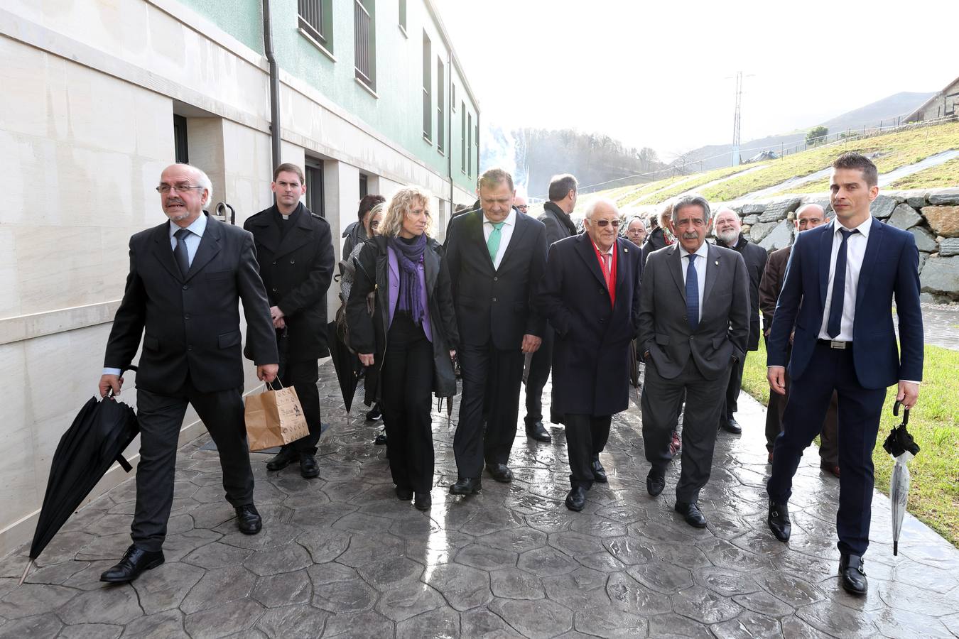 Mensajeros de la Paz, con el padre Ángel a la cabeza, ha inaugurado este jueves en Valdáliga su nueva residencia para personas mayores, una instalación que comenzará a acoger, en aproximadamente un mes, a los primeros residentes y que, tras nueve años de gestación, inicia su andadura con 50 de sus 60 plazas concertadas por el Gobierno de Cantabria.