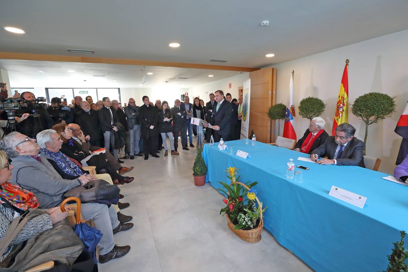 Mensajeros de la Paz, con el padre Ángel a la cabeza, ha inaugurado este jueves en Valdáliga su nueva residencia para personas mayores, una instalación que comenzará a acoger, en aproximadamente un mes, a los primeros residentes y que, tras nueve años de gestación, inicia su andadura con 50 de sus 60 plazas concertadas por el Gobierno de Cantabria.