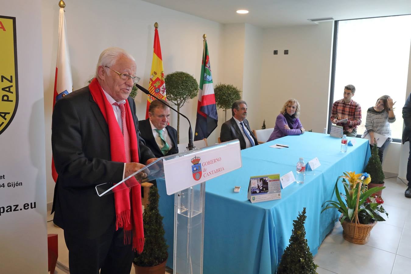 Mensajeros de la Paz, con el padre Ángel a la cabeza, ha inaugurado este jueves en Valdáliga su nueva residencia para personas mayores, una instalación que comenzará a acoger, en aproximadamente un mes, a los primeros residentes y que, tras nueve años de gestación, inicia su andadura con 50 de sus 60 plazas concertadas por el Gobierno de Cantabria.