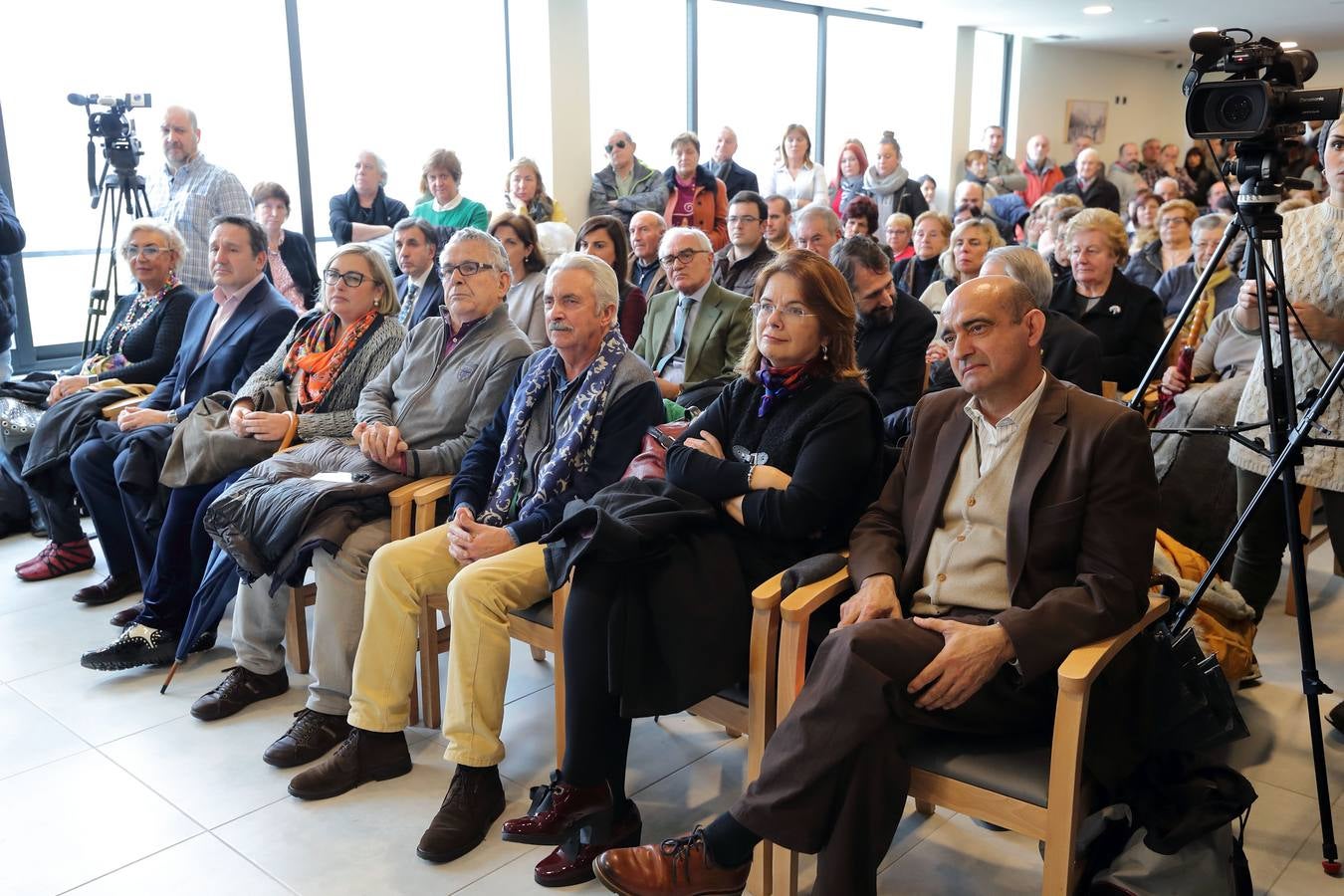 Mensajeros de la Paz, con el padre Ángel a la cabeza, ha inaugurado este jueves en Valdáliga su nueva residencia para personas mayores, una instalación que comenzará a acoger, en aproximadamente un mes, a los primeros residentes y que, tras nueve años de gestación, inicia su andadura con 50 de sus 60 plazas concertadas por el Gobierno de Cantabria.