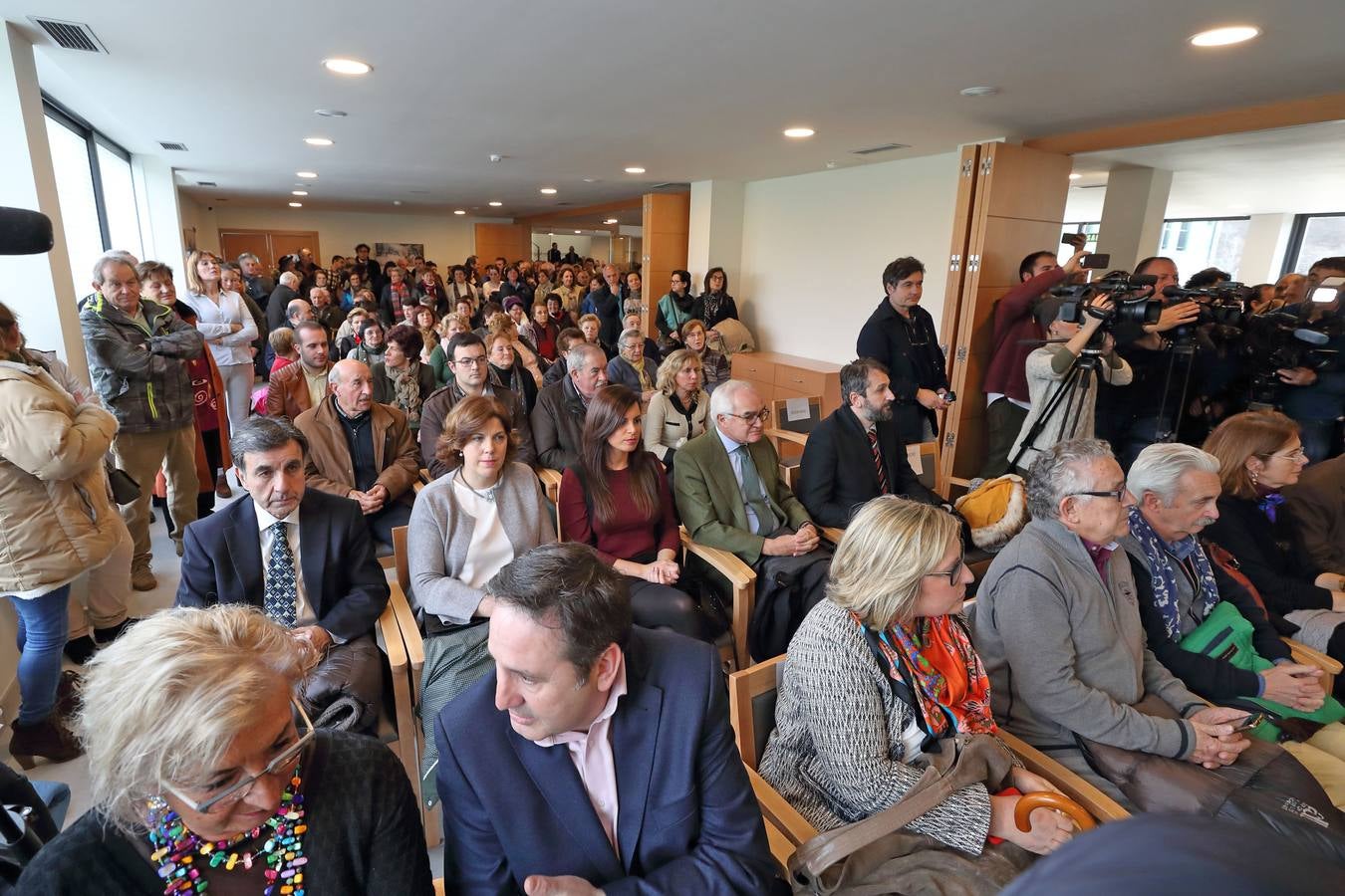 Mensajeros de la Paz, con el padre Ángel a la cabeza, ha inaugurado este jueves en Valdáliga su nueva residencia para personas mayores, una instalación que comenzará a acoger, en aproximadamente un mes, a los primeros residentes y que, tras nueve años de gestación, inicia su andadura con 50 de sus 60 plazas concertadas por el Gobierno de Cantabria.