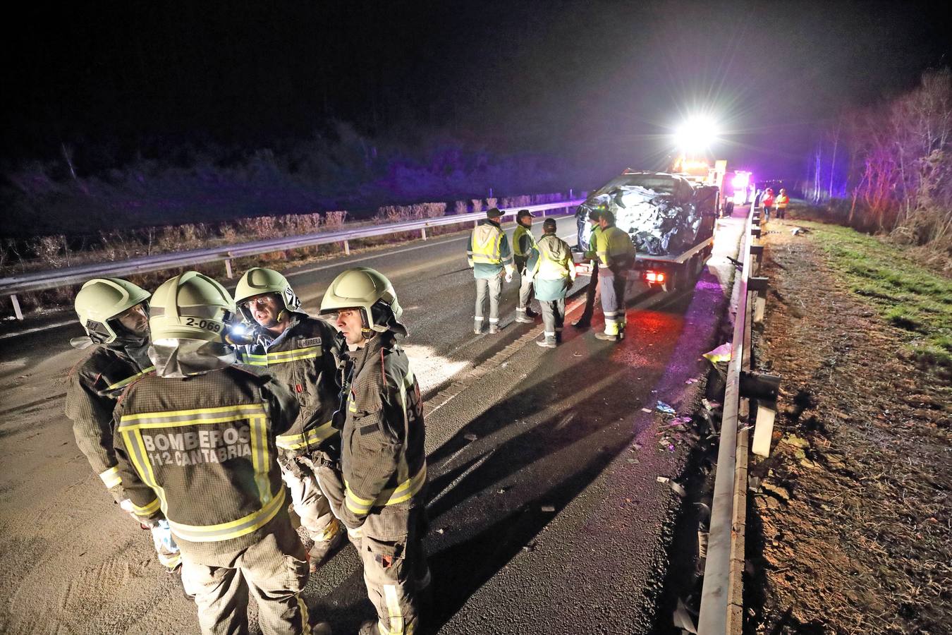 res personas han fallecido esta noche en Cantabria al colisionar frontalmente un vehículo que circulaba en dirección contraria con otro en la autovía A-8, a la altura de Caviedes,