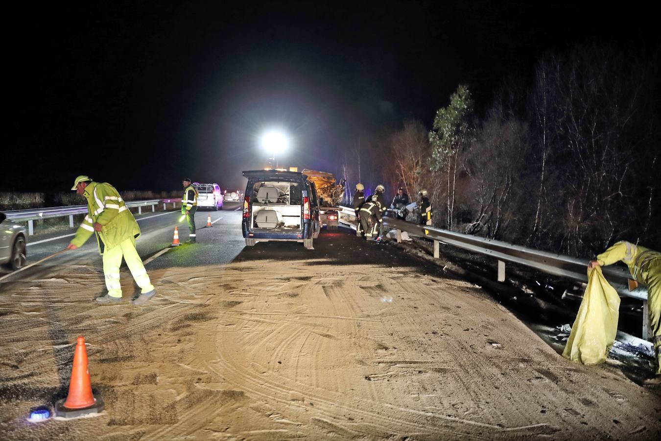 Tres personas han fallecido esta noche en Cantabria al colisionar frontalmente un vehículo que circulaba en dirección contraria con otro en la autovía A-8, a la altura de Caviedes,