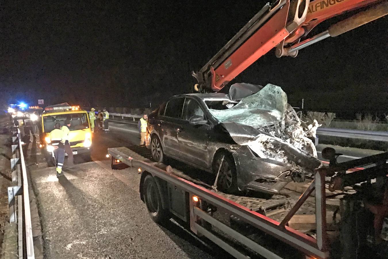 Tres personas han fallecido esta noche en Cantabria al colisionar frontalmente un vehículo que circulaba en dirección contraria con otro en la autovía A-8, a la altura de Caviedes,