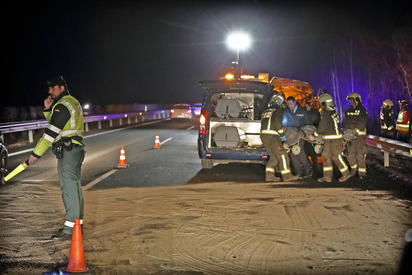 res personas han fallecido esta noche en Cantabria al colisionar frontalmente un vehículo que circulaba en dirección contraria con otro en la autovía A-8, a la altura de Caviedes,