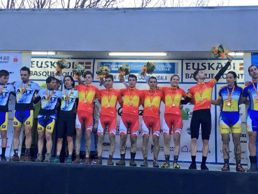 La selección cántabra se ha hecho con la medalla de oro en la prueba de relevos del Campeonato de España de Ciclocross, que se celebra desde el viernes hasta el domingo en la localidad gupuzcoana de Legazpia.