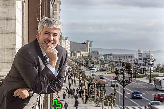 Luis Javier Blas Agüeros, ayer en la oficina que BBVA tiene en el Paseo Pereda de Santander. 