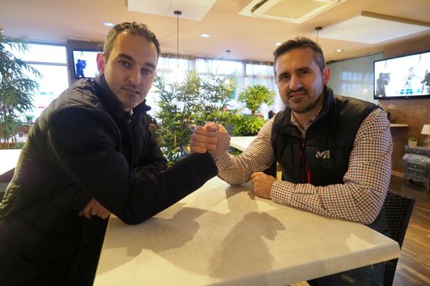 Pablo Lago, entrenador de la Gimnástica, y Jesús Antonio López Berzosa 'Arteche', técnico del Laredo, echarán esta tarde un pulso por la victoria en San Lorenzo. 