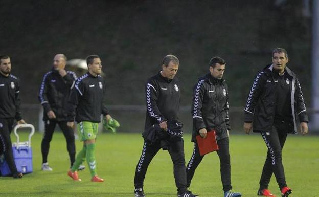 Ángel Viadero, acompañado por su segundo,José María Lana y el entrenador de porteros,Javier PInillos, tras la derrota copera ante el Leioa