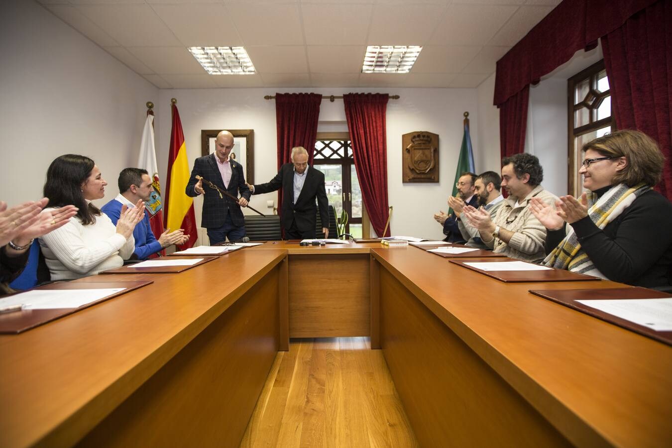 El regionalista Óscar Villegas ha sido elegido hoy por unanimidad nuevo alcalde de Puente Viesgo, después de la renuncia de su antecesor, Rafael Lombilla, primer edil de este municipio desde el año 1991.