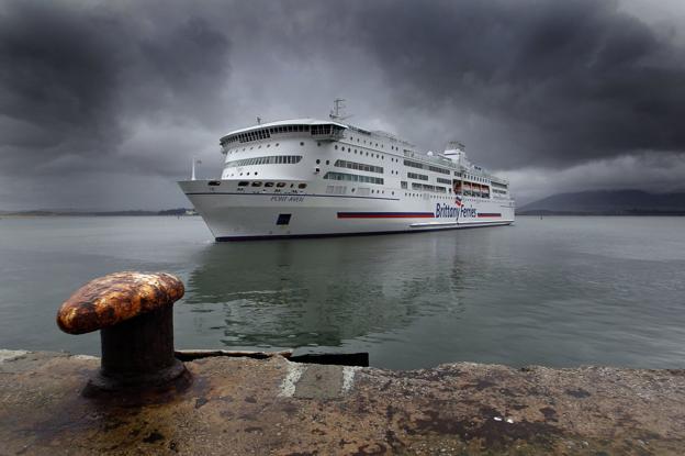 El Pont-Aven forma parte de la postal santanderina. El barco es precisamente el que cubre la línea entre Cork (Irlanda) y Roscoff (Francia). 