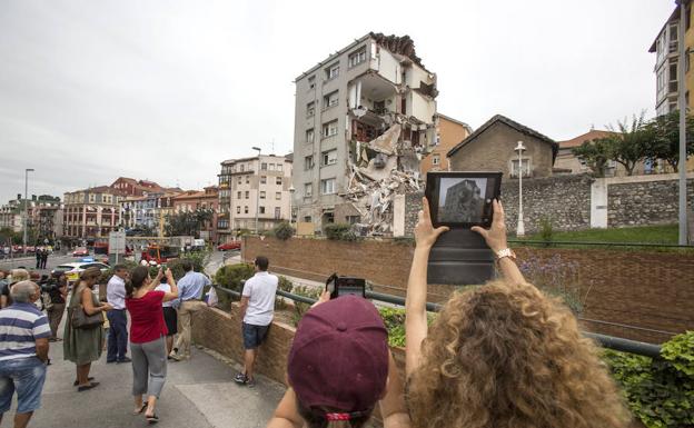 Imagen de los primeros días del derrumbe, que causó gran expectación. 