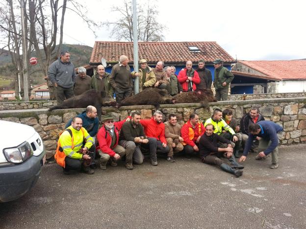 Integrantes de la cuadrilla 110, que dirige Jaime Molleda, con tres jabalíes cazados en el monte cabuérnigo de Rozalén. 