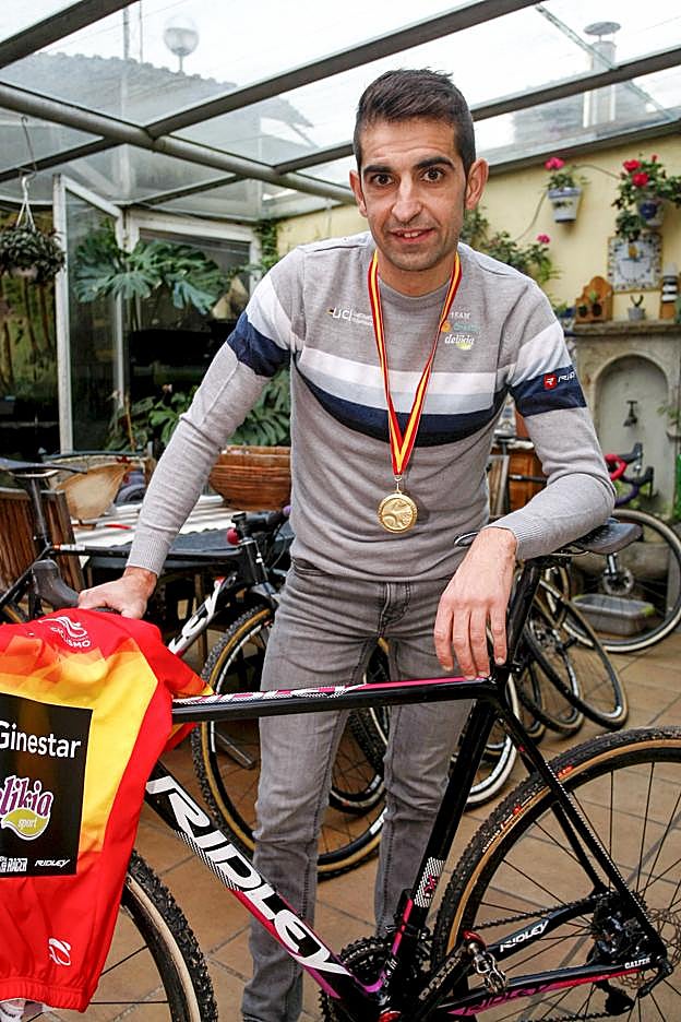 Ismael Esteban posa con la medalla de oro y el maillot de campeón de España. 