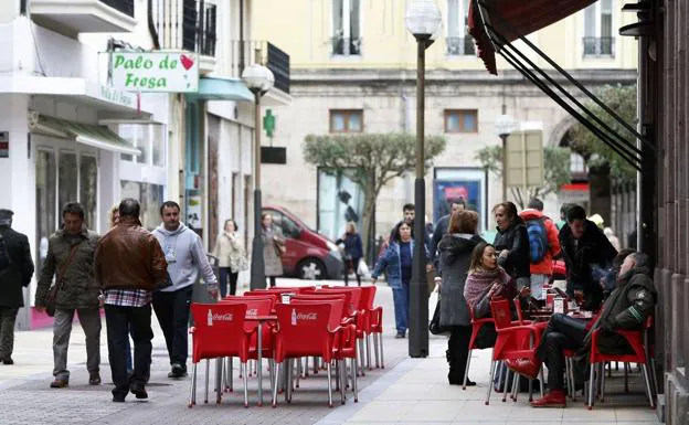 Las terrazas de la calle Mártires, de Torrelavega. 