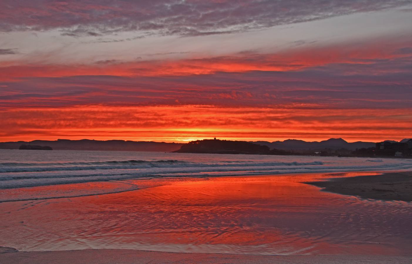 Cuando el tiempo lo permite, la bahía de Santander ofrece a primera y última hora del día imágenes tan bonitas como llamativas.