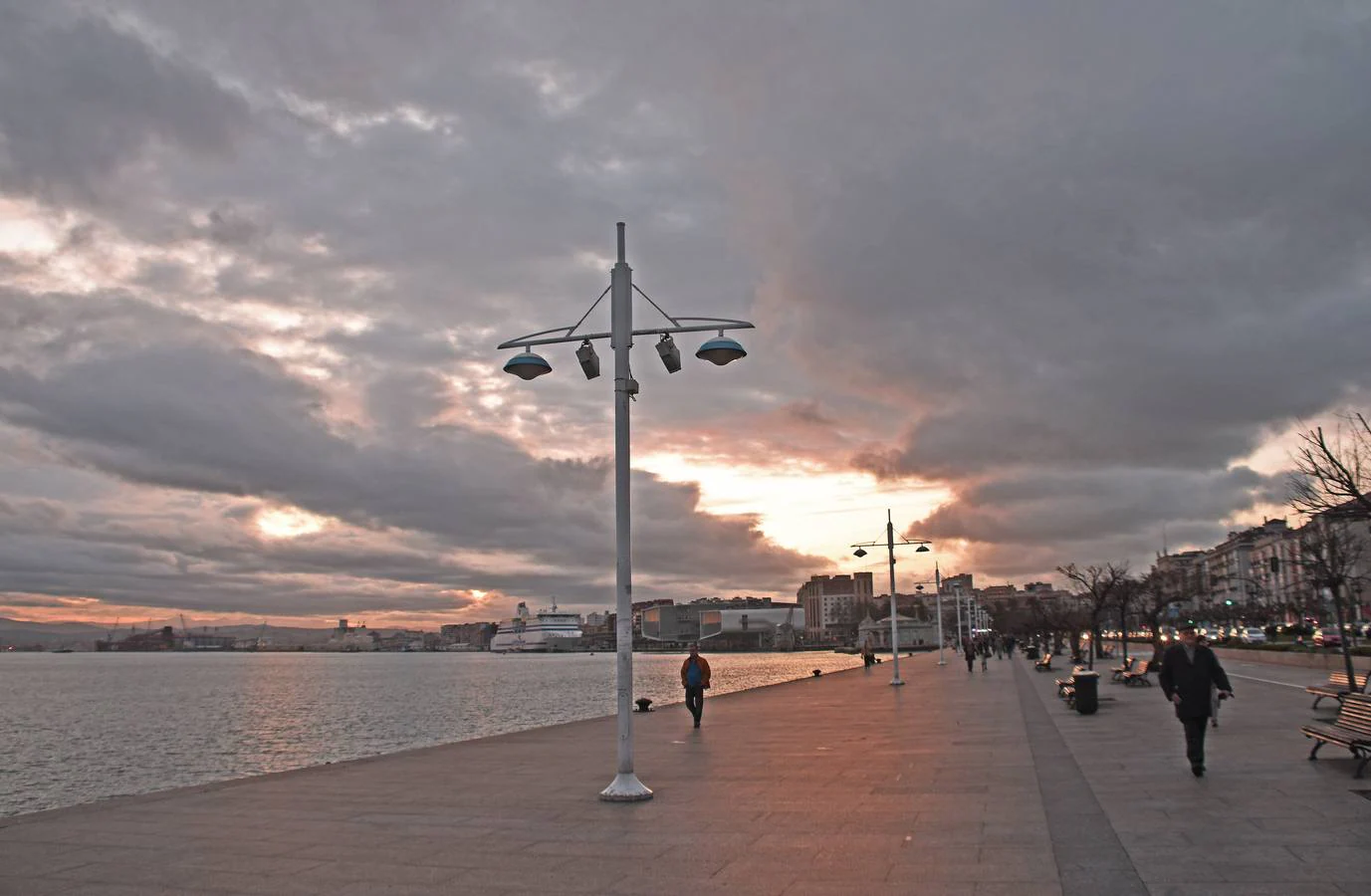 Cuando el tiempo lo permite, la bahía de Santander ofrece a primera y última hora del día imágenes tan bonitas como llamativas.