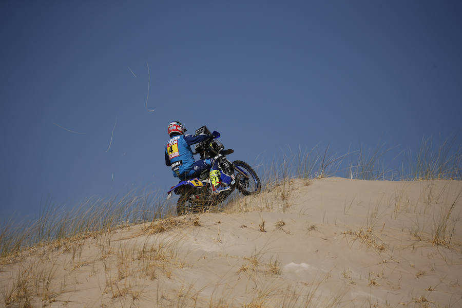El francés Adrien Van Beveren, de Yamaha, compite durante la décima etapa del Dakar. 