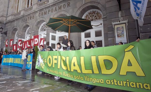 Concentración frente al teatro Campoamor de Oviedo en demanda de la oficialidad del asturiano.