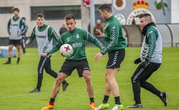 Acosta intenta controlar el balón en el entrenamiento de este miércoles, observado por Dani Aquino. 