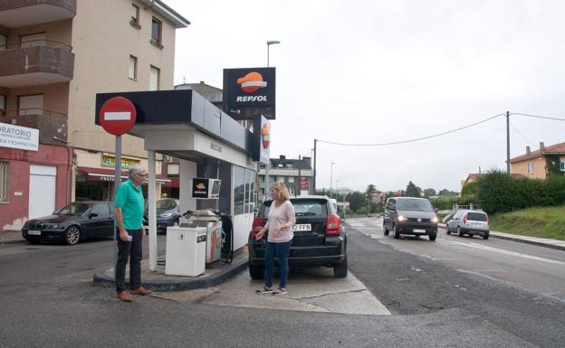 La alcaldesa de Polanco y el concejal de Urbanismo, junto a la gasolinera que va a ser desmantelada.