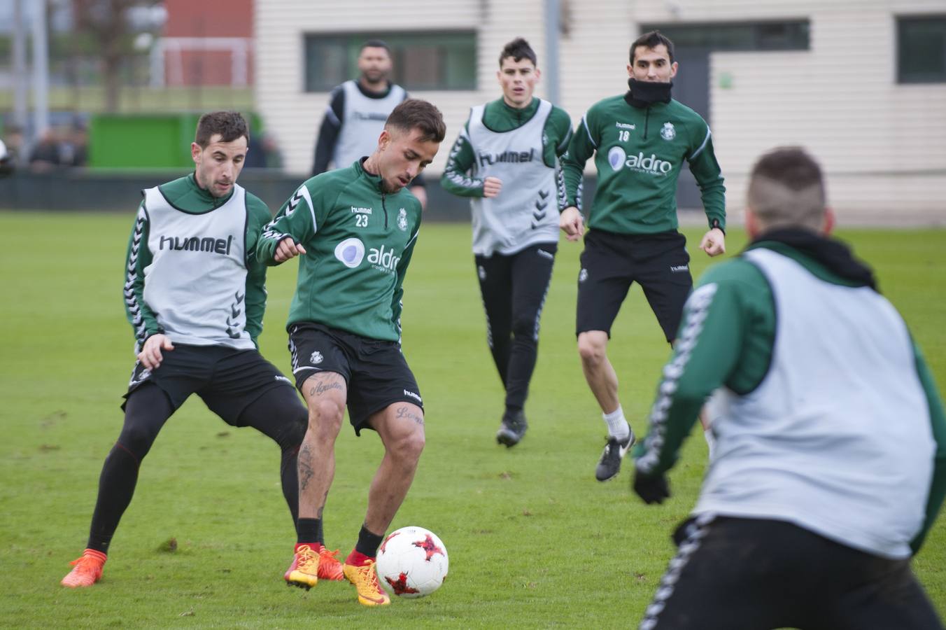 Entrenamiento del Racing para preparar el partido ante el Mirandés