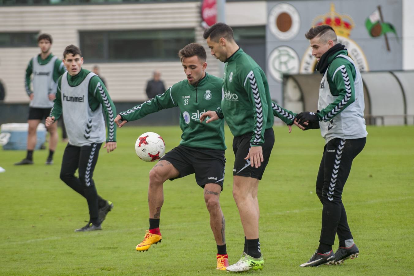 Entrenamiento del Racing para preparar el partido ante el Mirandés