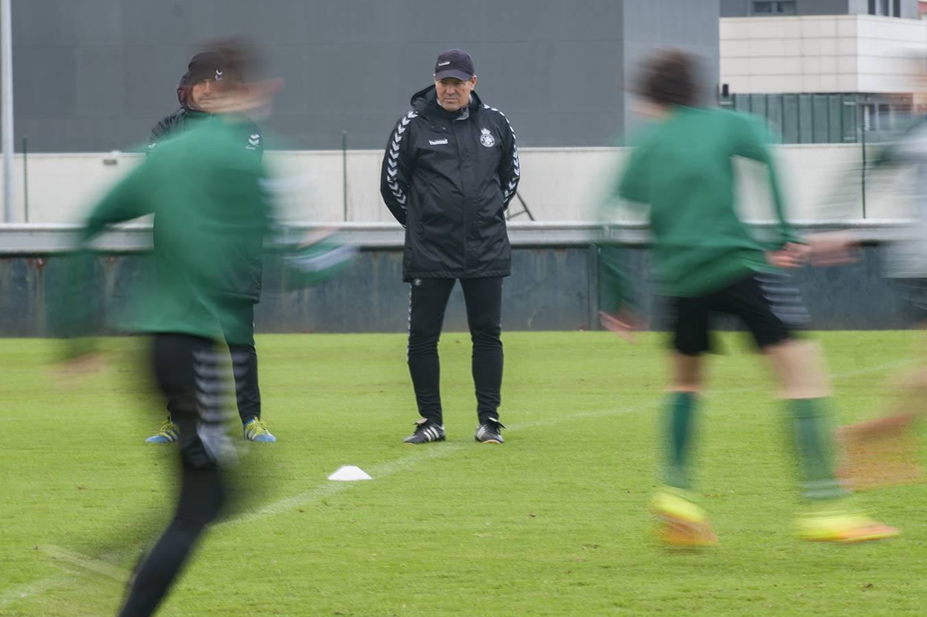 Entrenamiento del Racing para preparar el partido ante el Mirandés