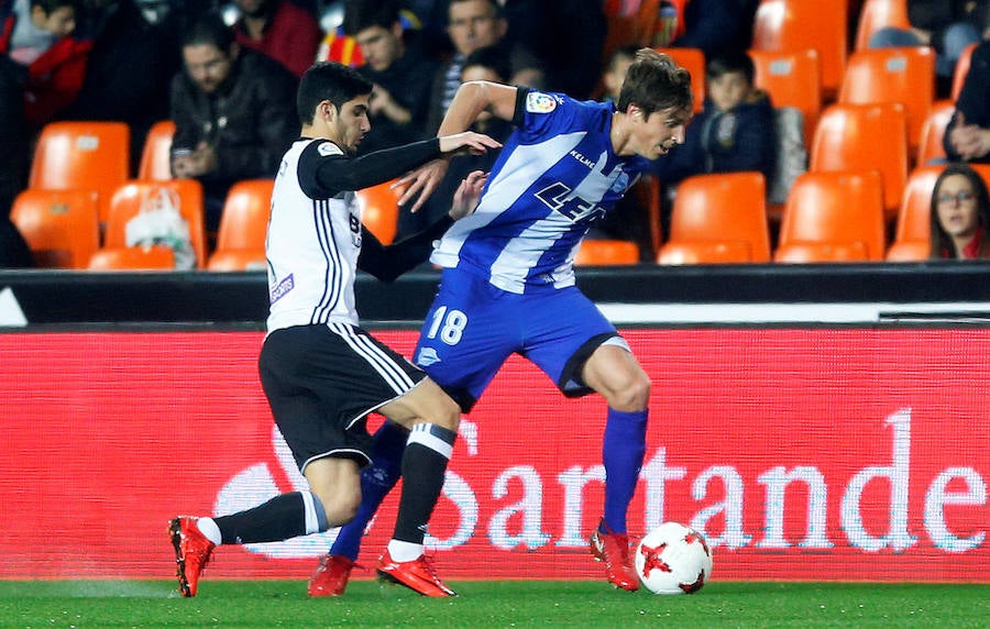 Guedes y Rodrigo sellaron una remontada del Valencia ante el Alavés en Copa del Rey ayudada por un error del portero Sivera y la expulsión de Diéguez.